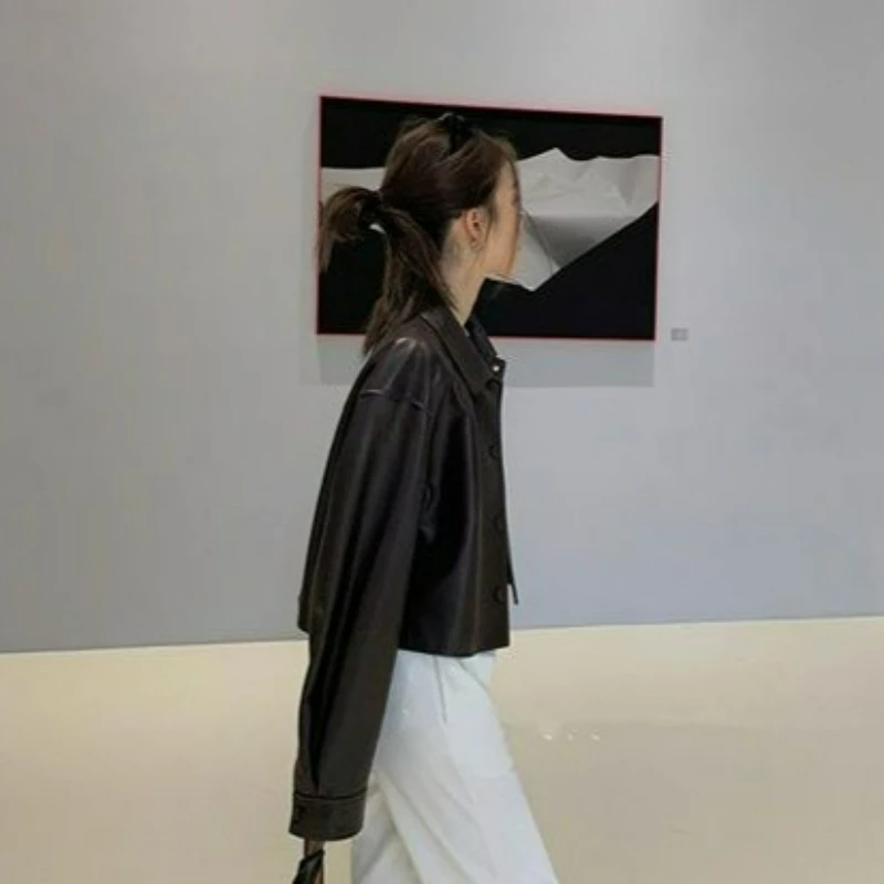 香港風トレンドの小さめレザーショートジャケット、2026年秋冬人気、スタイリッシュなバイク用万能コート、レディース向け