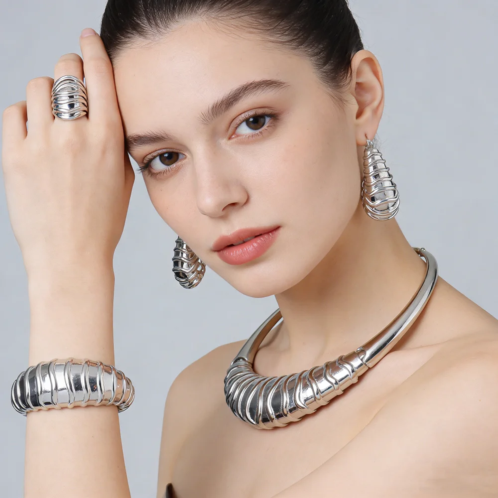 Vergoldetes Ohrringe- und Halsketten-Armband-Ringe-Set für Damen Italienischer Vintage Hochzeits- und Partyschmuck Geschenkset – Detail 18