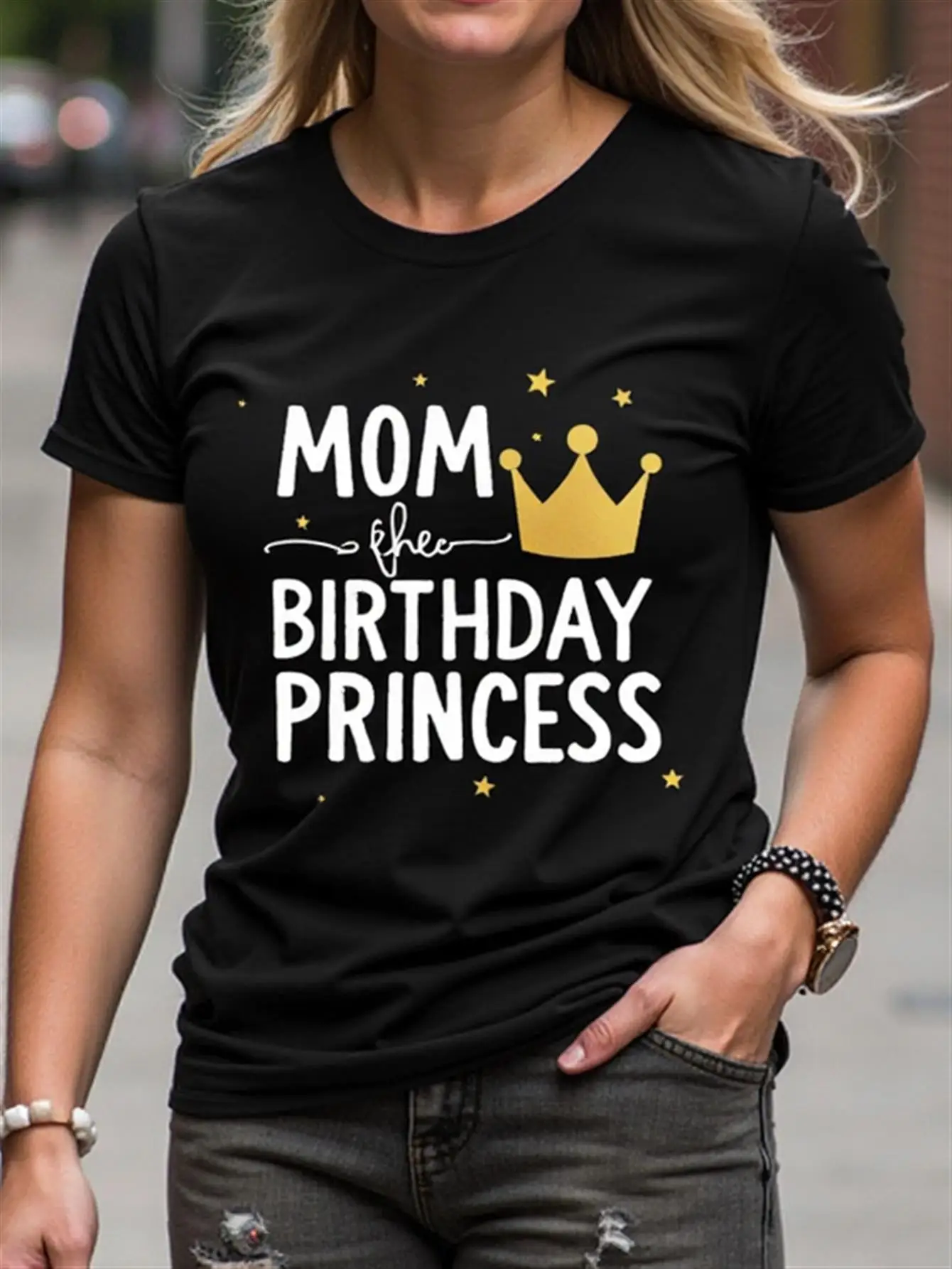

Men's Funny Birthday Princess T-Shirt with Humorous Slogan "Mom Is a Birthday Princess," Black with Gold Lettering, Breathable Pure Cotton Casual Round-Neck Short-Sleeve Shirt Suitable for Birthday Parties and Everyday Wear
