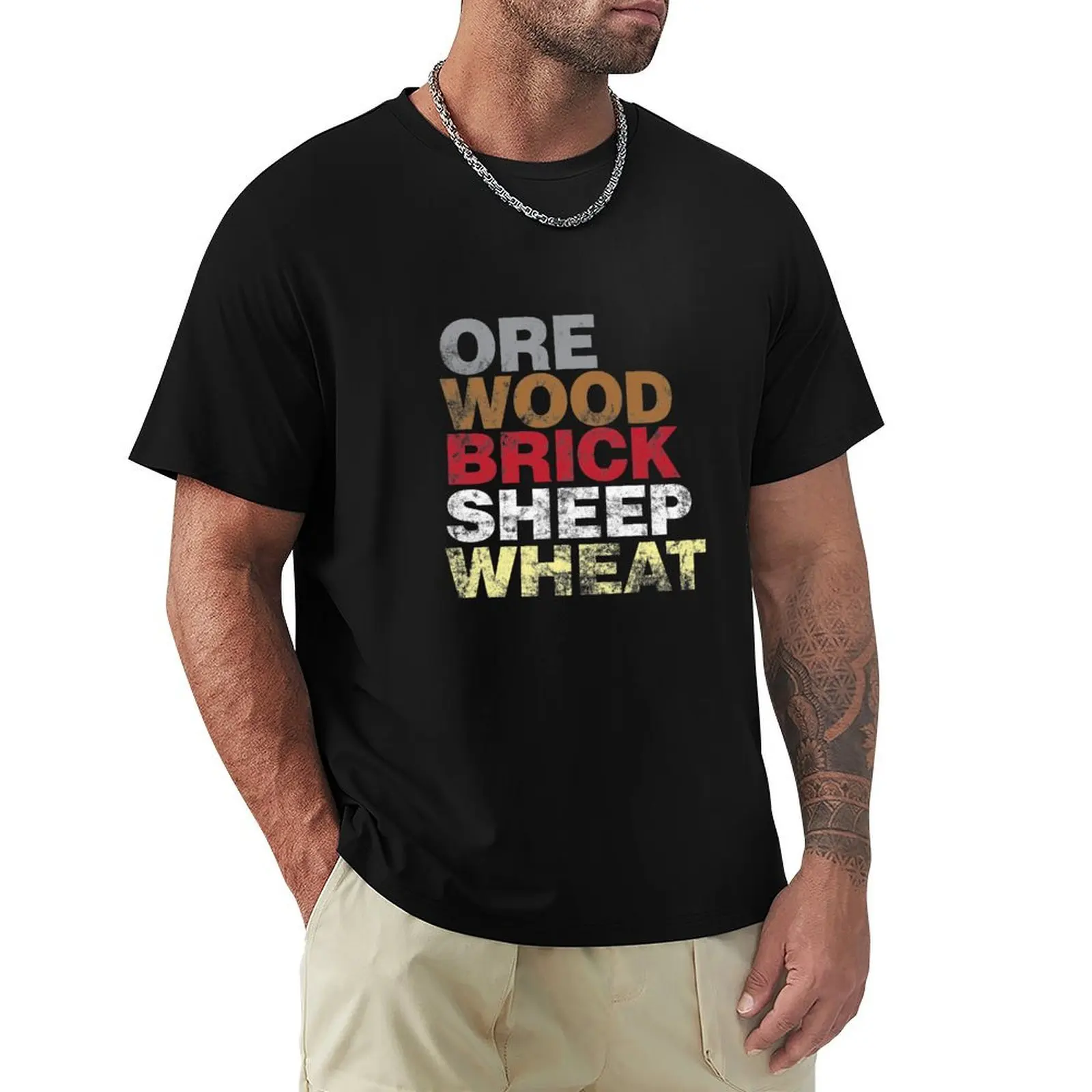 T-shirt décontracté de style streetwear avec motif de jeu de société Funny Settlers, inspiré de l'époque de l'expédition de la colonie en Amérique, avec des éléments de l'histoire de l'exploitation forestière, du bois, des briques, des plaques et du blé.