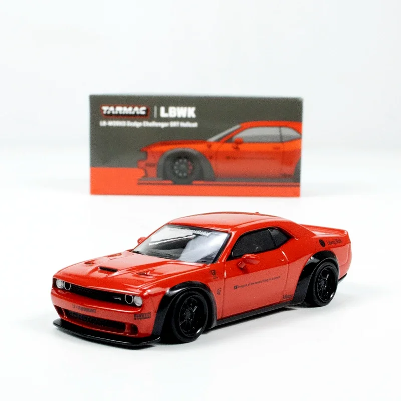 Diecast alloy model 1:64 dodge challenger SRT Hellcat decorated room with car model ornaments for children\'s Christmas gifts.