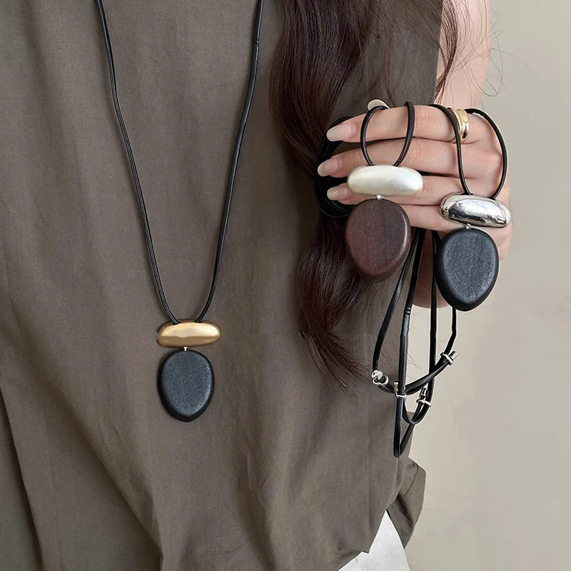 Vintage Wooden Oval Pendant Necklace for Women Minimalist Matte Metal Block Adjustable Leather Rope Sweater Chain Jewelry Gifts