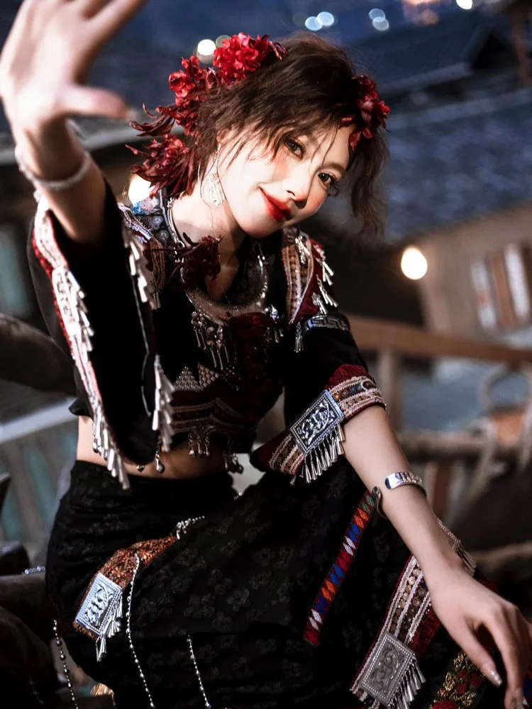 Nowa etniczna sukienka damska w egzotycznym stylu została przedstawiona na ciemnej