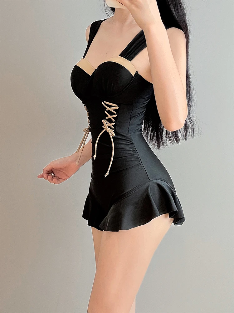 One-pieceชุดว่ายน้ําสาวฤดูร้อน 2025 ใหม่สีดําวันหยุดชายทะเลPool Partyสแควร์Lace-UpหวานRuffles Suspenderชุดว่ายน้ํา