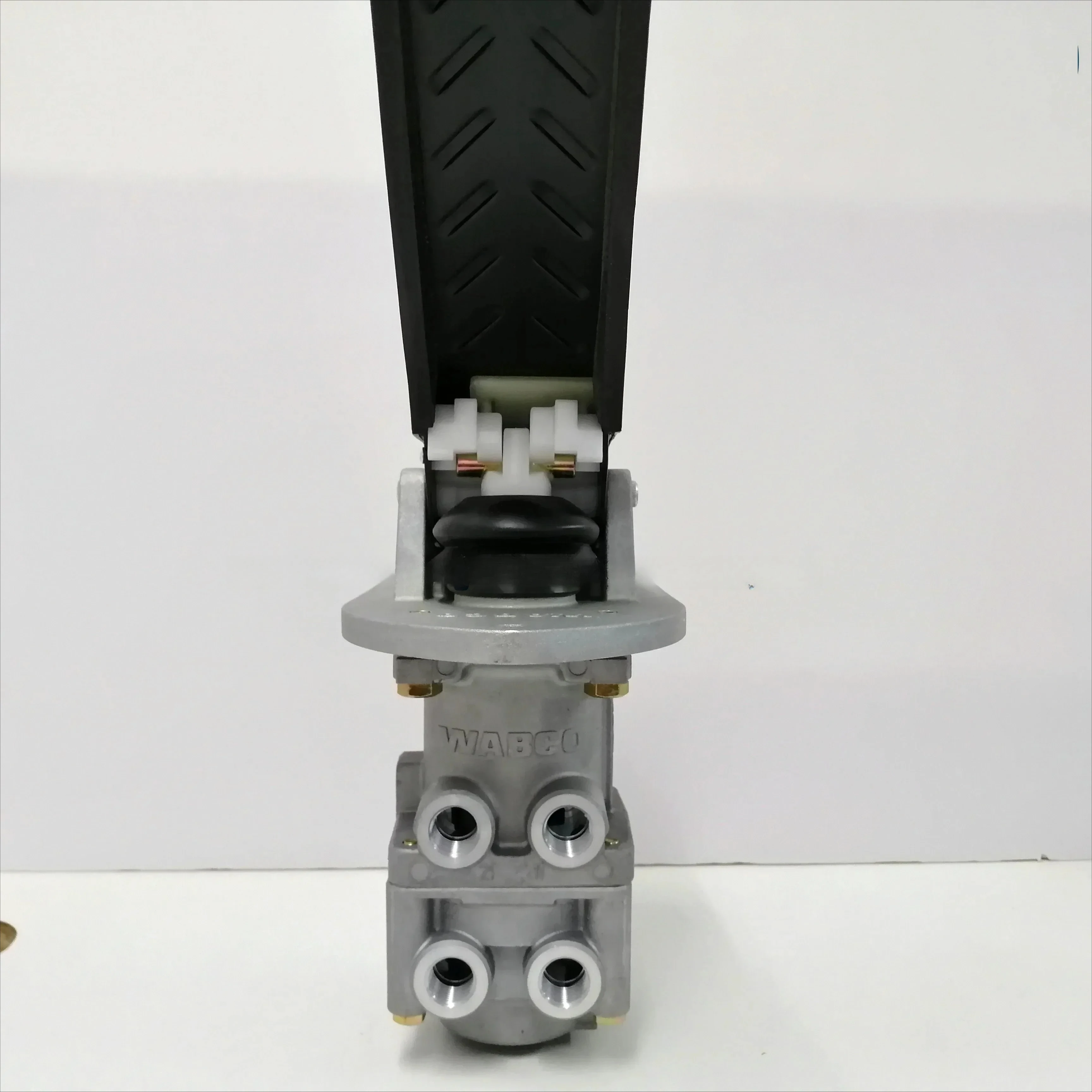 Genuine Original Truck Foot Brake Valve 4613170190 Standard OE 1611135500002 Vehicle Brake System Spare Parts