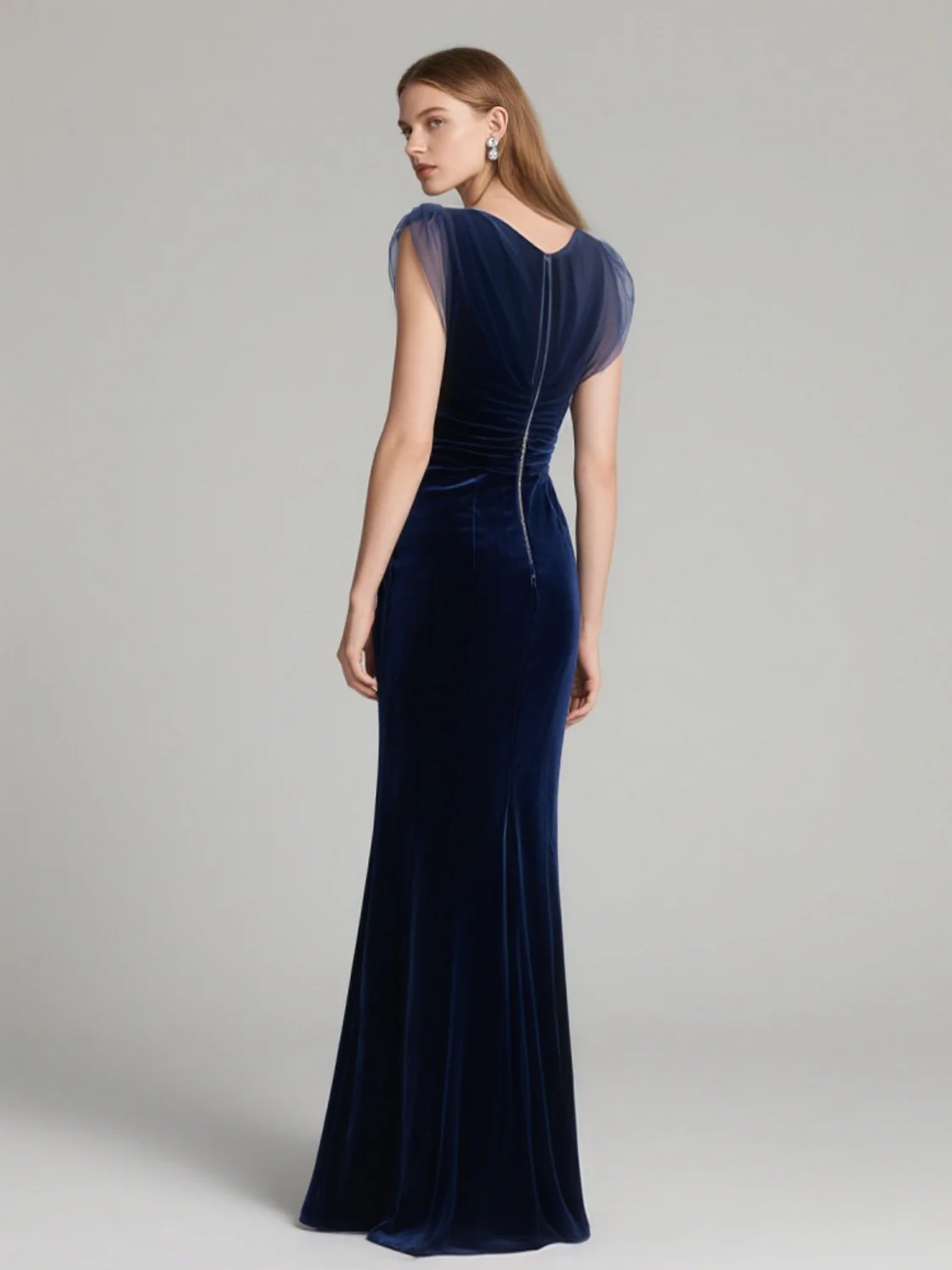 أزياء أنيقة غمد فستان سهرة مخملي رقبة على شكل V وأكمام قصيرة طول الأرض فتحة عالية فستان زفاف الضيوف 2025 مخصص مجاني