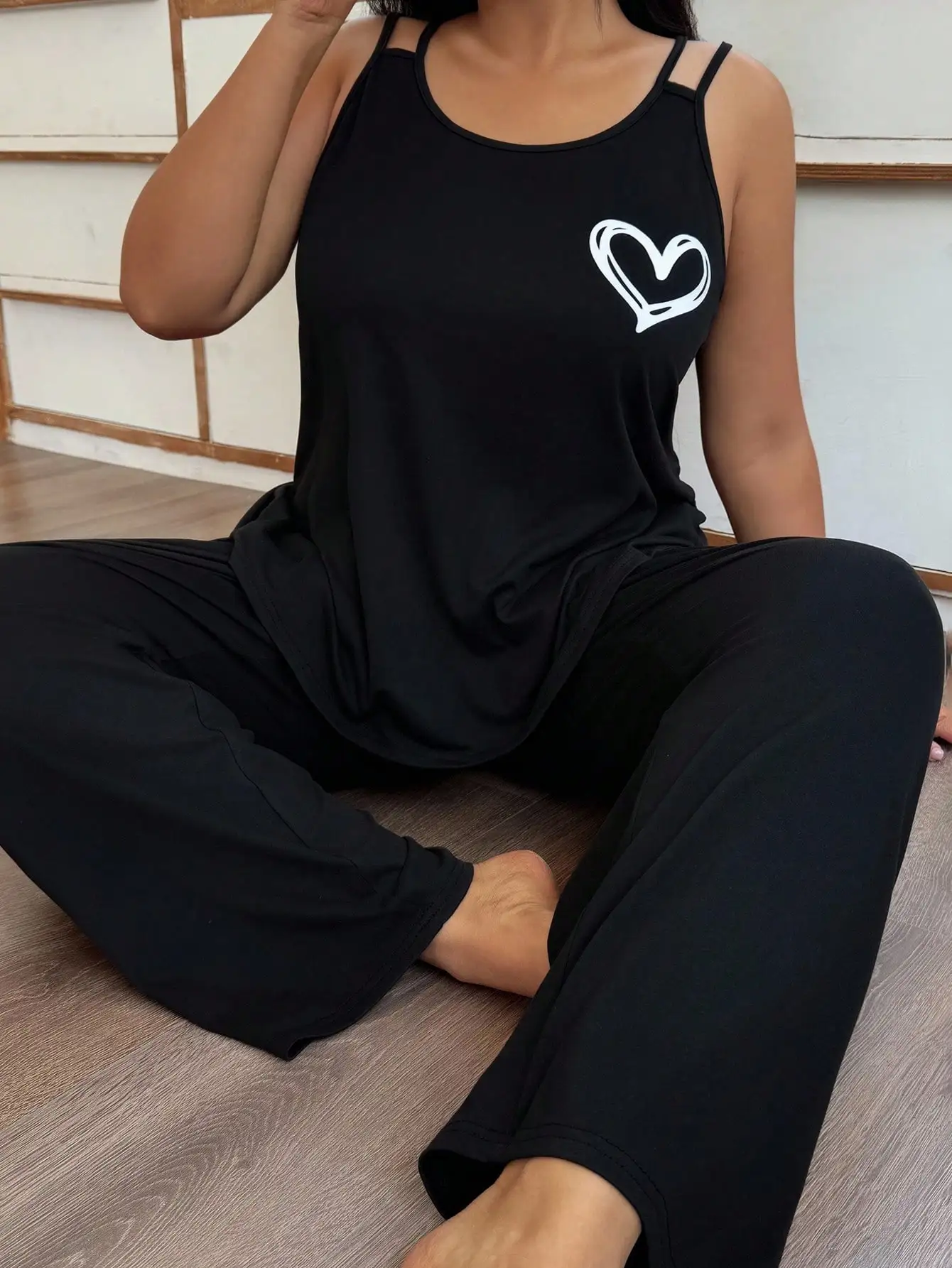 

Черный мягкий пижамный комплект больших размеров: топ-камизоль и брюки с широкими штанинами