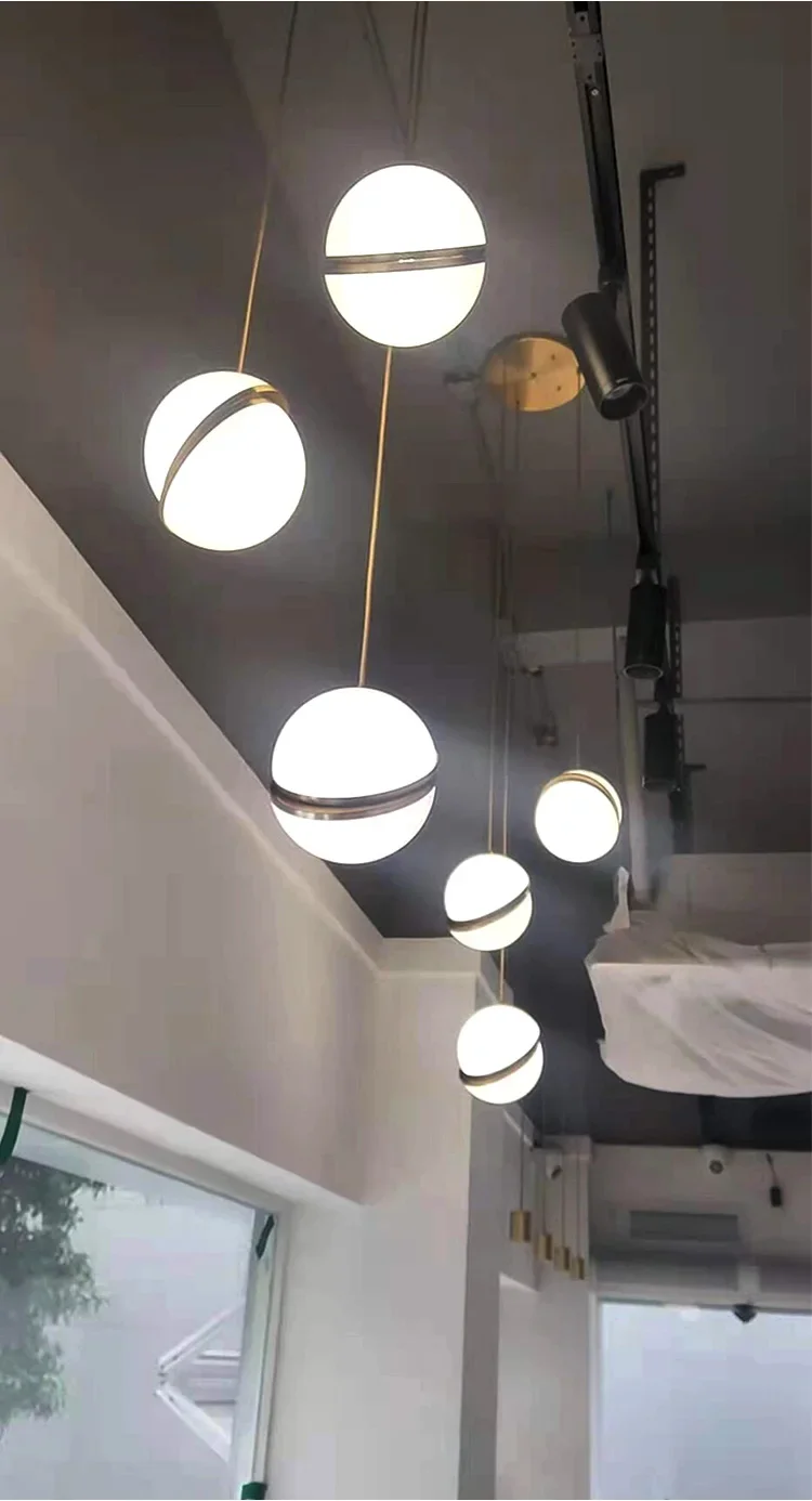 Plafonnier LED suspendu en forme de boule dorée, design nordique moderne, luminaire décoratif d'intérieur, idéal pour une table à manger, une chambre à coucher ou un restaurant