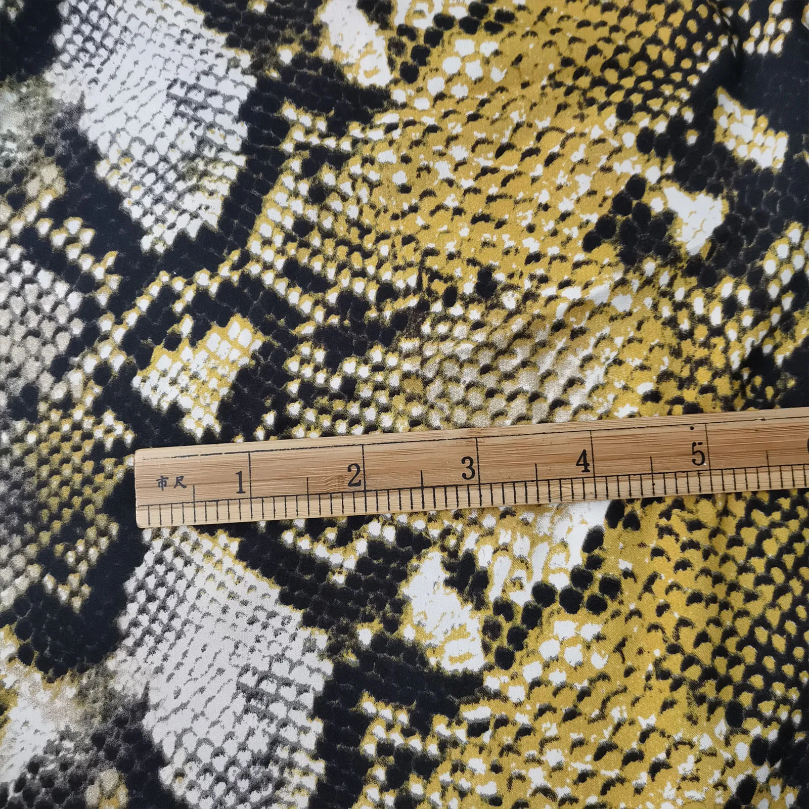 Buona imitazione tessuto Chiffon di seta giallo Sexy modello serpente stampa non trasparente panno di Chiffon materiale da cucire abito/sciarpa fai