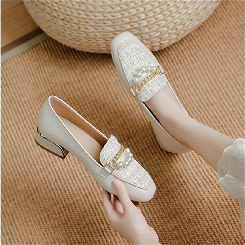 Nova Coleção Primavera/Outono 2026: Sapatos Femininos Elegantes Estilo Fada com Salto Grosso