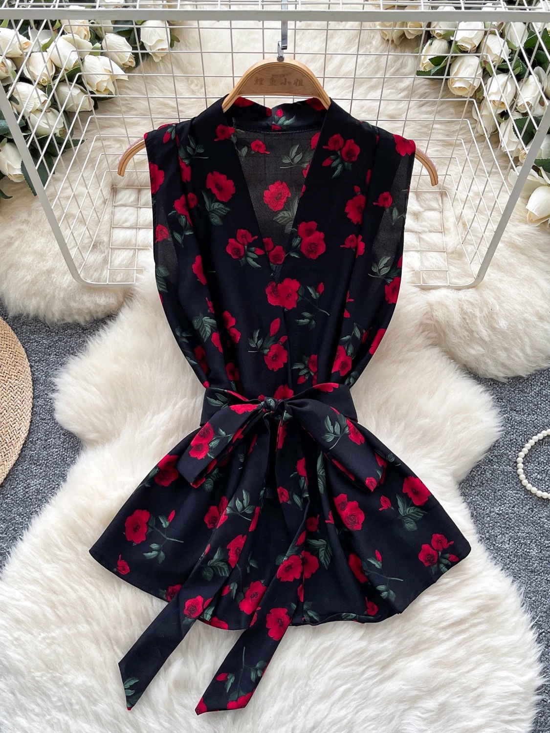 เสื้อผู้หญิงลายดอกไม้สไตล์เกาหลี คอวีผูกเอว ลำลอง ใส่ทำงานได้ ลดอายุ ใส่ได้หลายโอกาส แฟชั่นฤดูร้อน