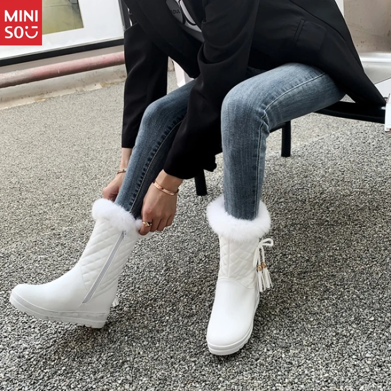 

Женские белые зимние ботинки Miniso | Подкладка из плюшевого искусственного кроличьего меха и нечеткая отделка | Сапоги до середины икры на низкой танкетке