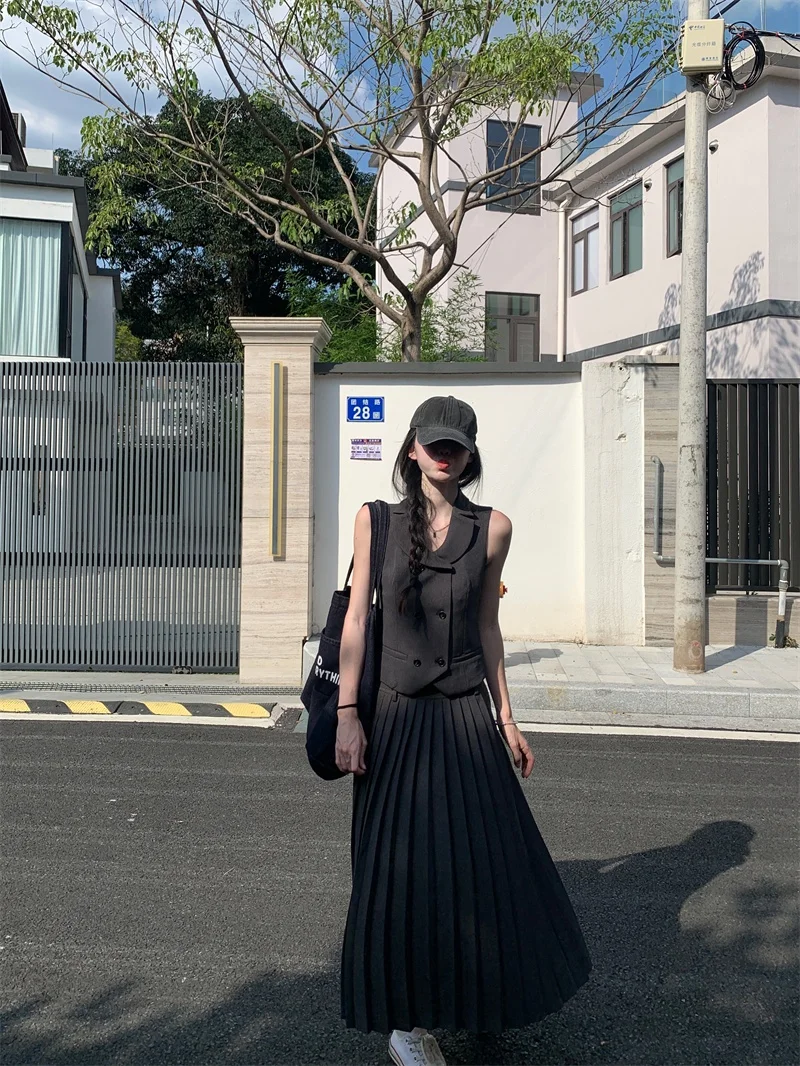 

Комплект из двух предметов: модный жилет с цветными вставками и плиссированная юбка миди свободного кроя для женщин, весна.