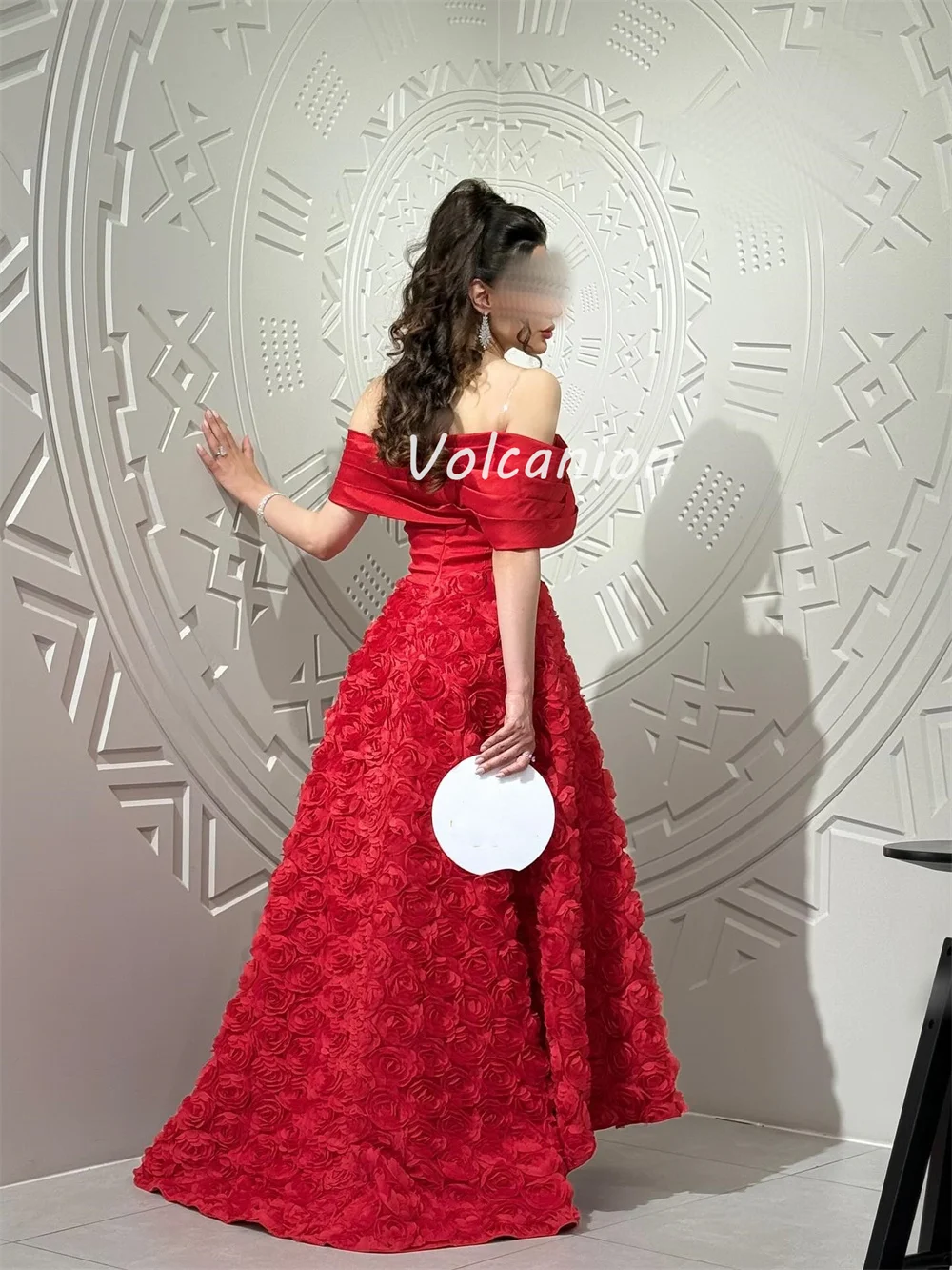 Vestidos largos personalizados, exquisitos, intrincados, Charmeuse, hechos a mano, drapeados con flores, corte en A, hombros descubiertos, vestidos para ocasiones a medida