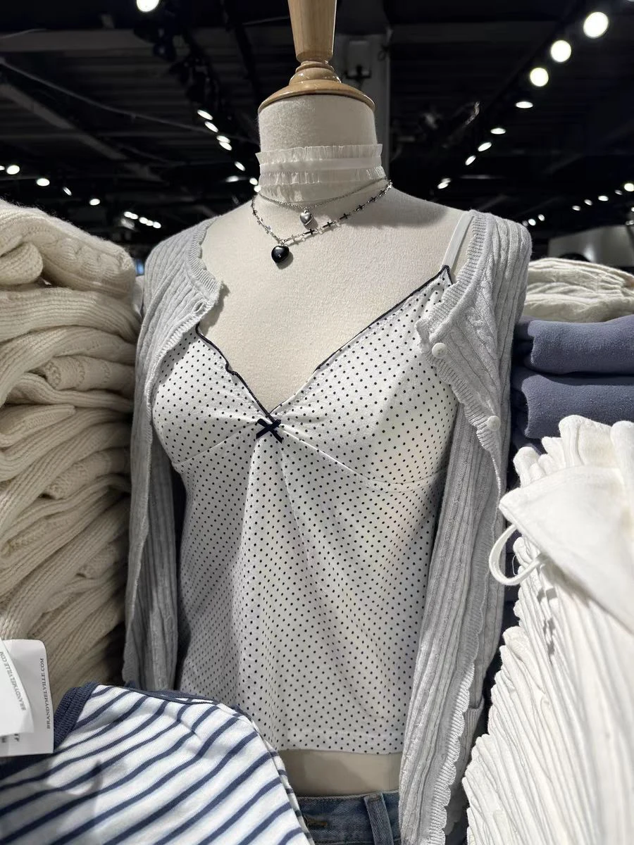 

Черный топ с принтом в горошек и бантом, тонкая майка для женщин с отделкой грибка, сексуальный укороченный топ без рукавов с v-образным вырезом, милый милый топ на бретелях в консервативном стиле Y2k 2025 New