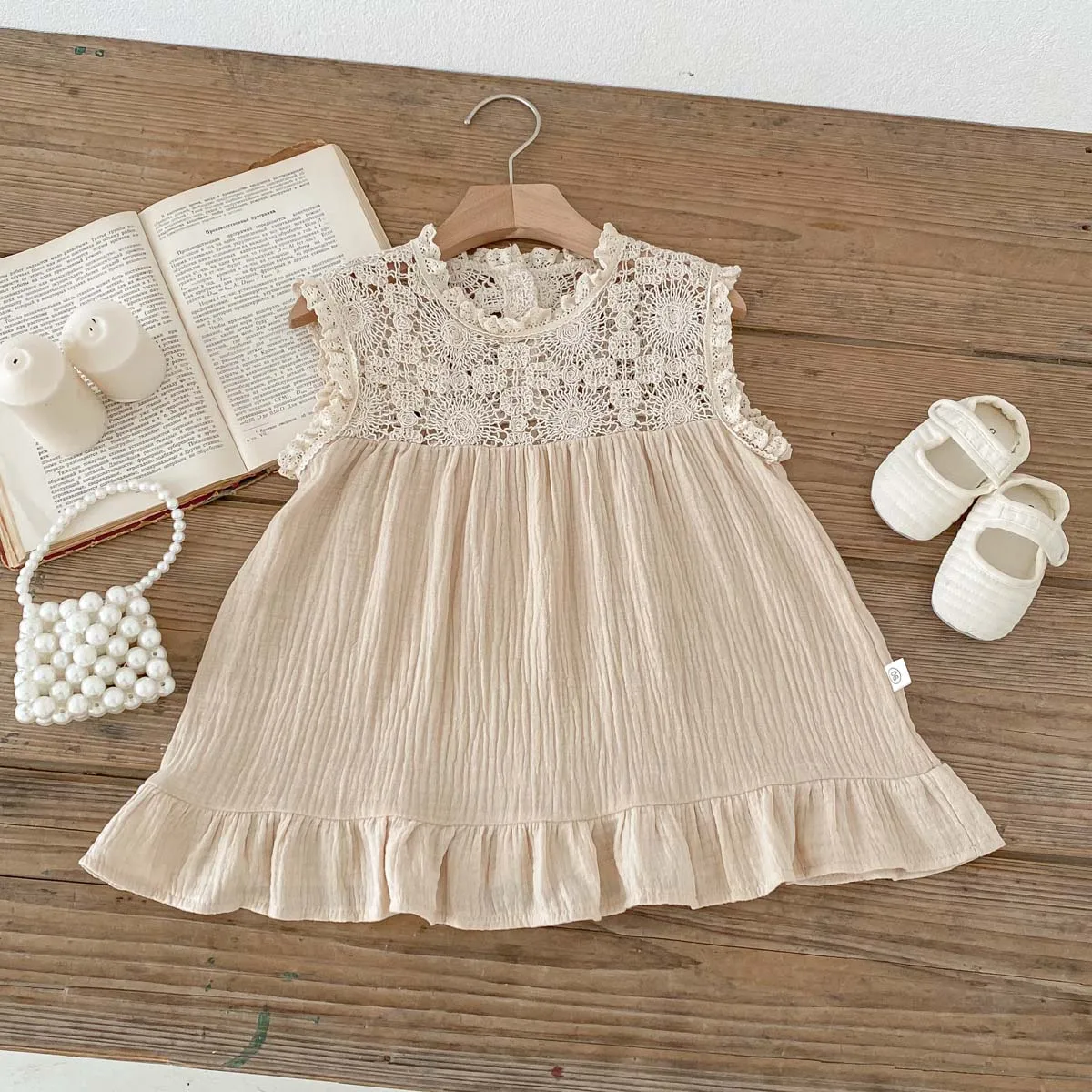 Fashionable round neck lace sleeveless dress suitable for summer girls