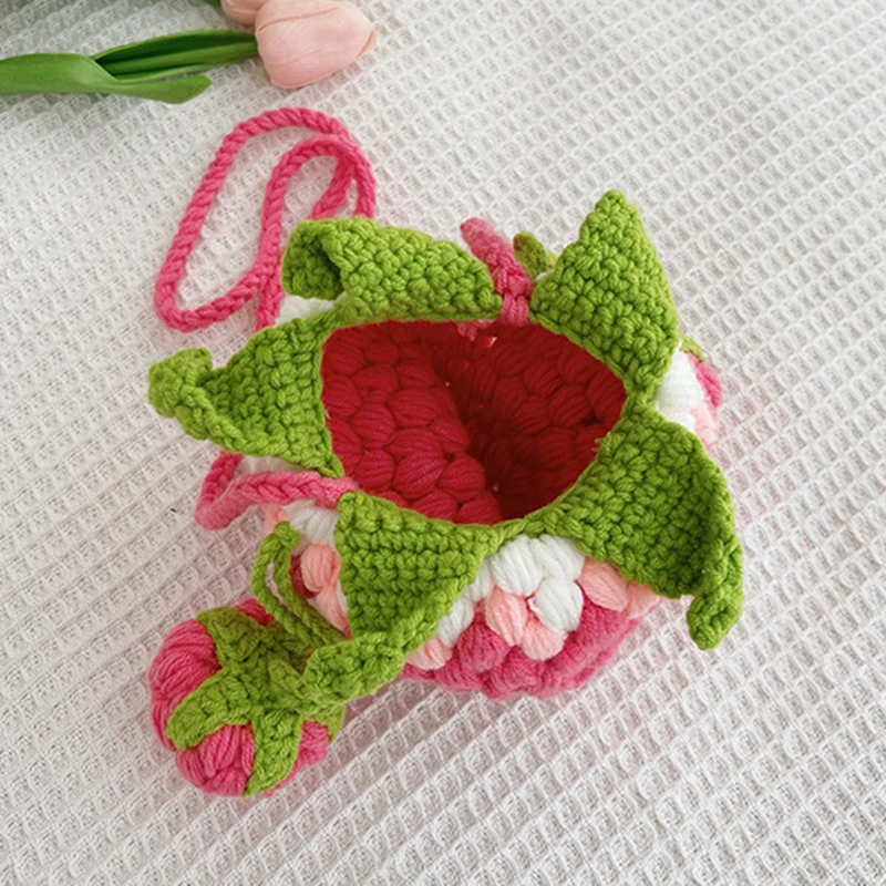 حقيبة نسائية لطيفة على شكل فراولة بتصميم فواكه صغيرة حقائب كروس مصنوعة يدويًا حقائب يد منسوجة للتسوق في الهواء الطلق والتنزه وجيب برباط