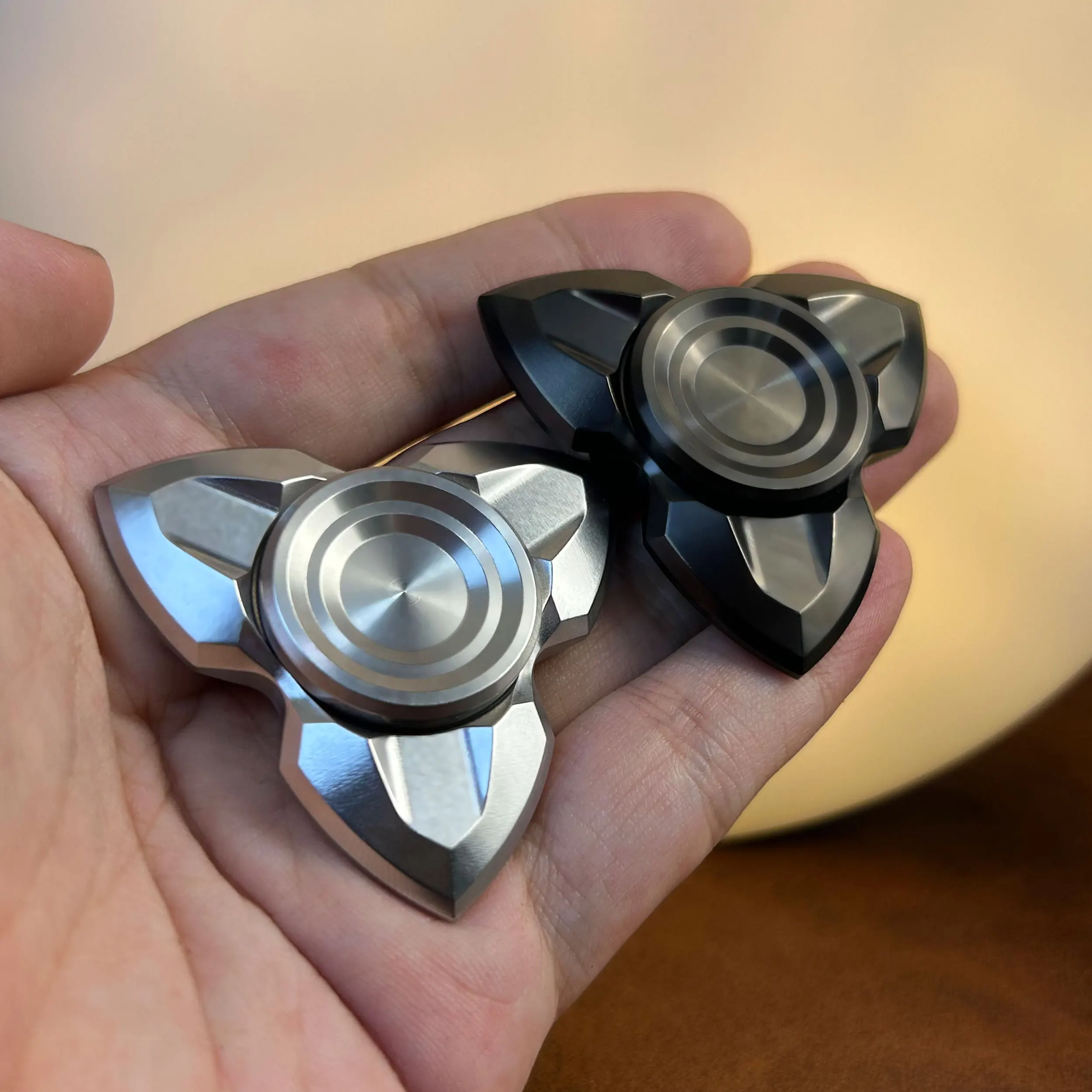 ฟิดเจ็ตสปินเนอร์แบบสามใบพัด Valkyrie และ Apache XL ให้ความรู้สึกในการหมุนมือแบบเร็ว ผลิตจากสแตนเลส 304 ด้วยกระบวนการ CNC