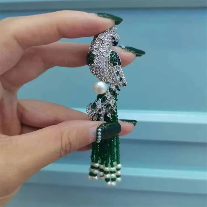 Luxury CZ Zircon Crystal Parrot Tassel Brooch Pin with Shell Pearl Platinum Plating Emerald Color Stone Bird Animal Jewelry