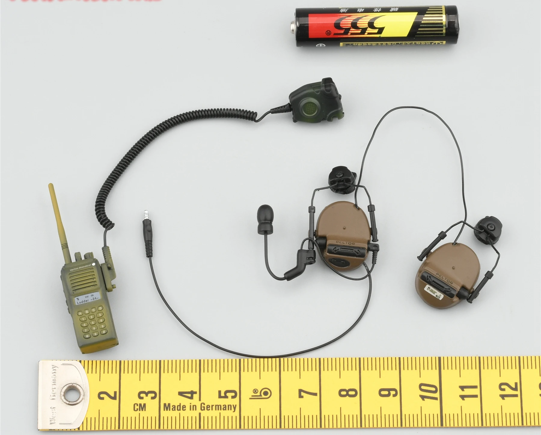 

DAM 78097 1/6 Scale Soldier Radio and Headphones Model for 12'' Russian