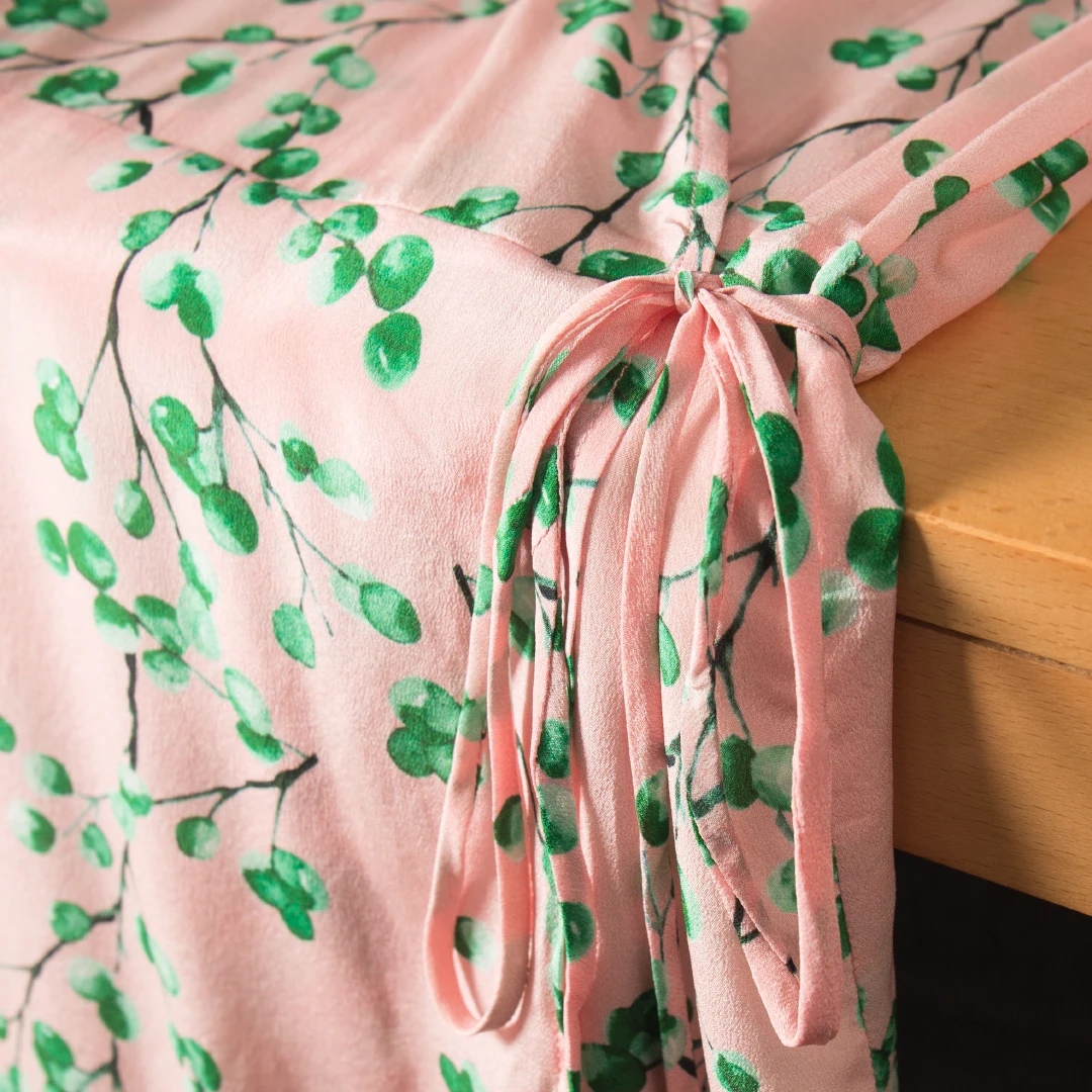 Vestido Midi de Seda con Estampado, Cintura Ajustable con Cinturón, Estilo Casual, Corte en A, Cuello en V, Manga Corta