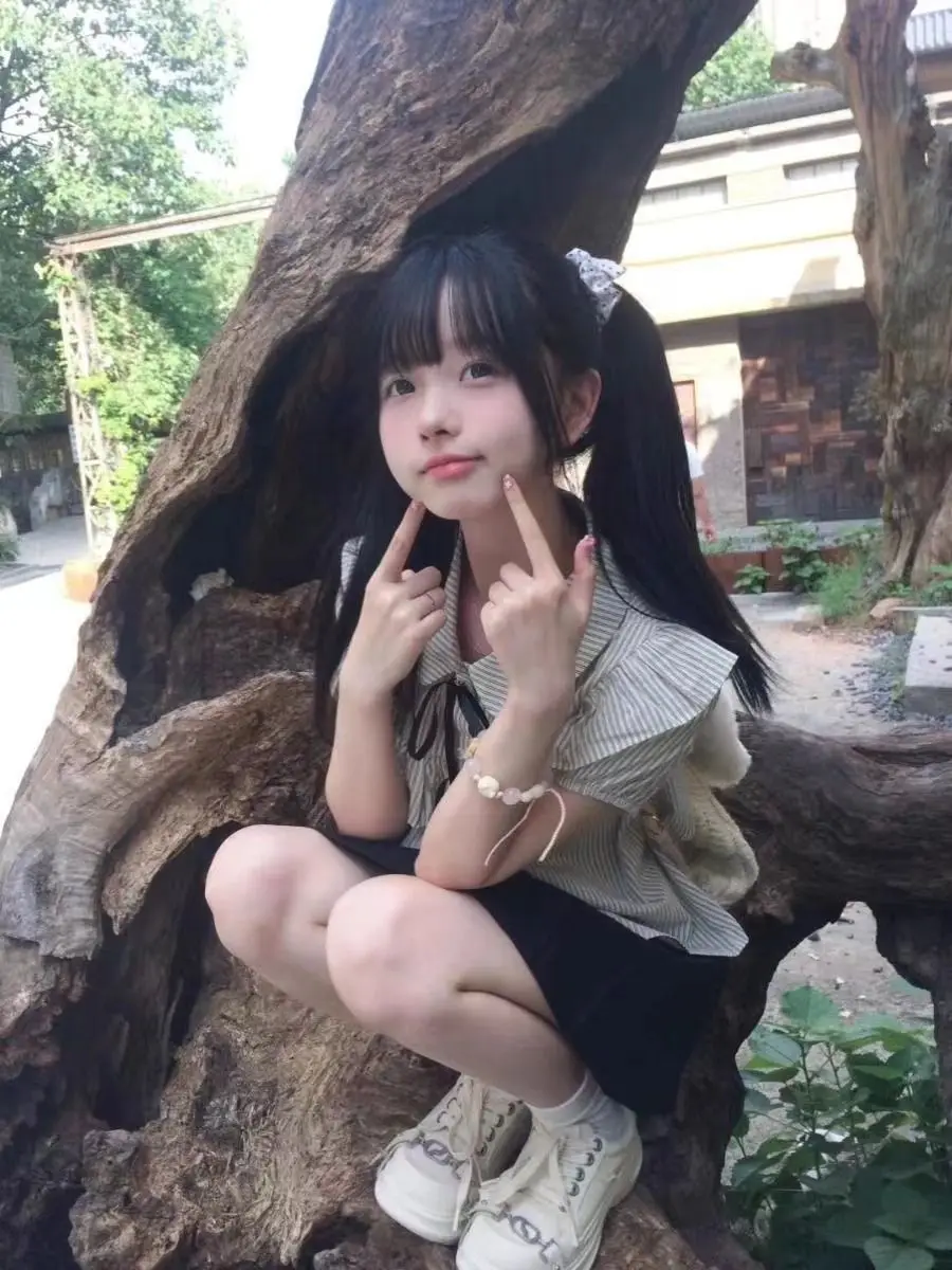 Het zomernieuwe gestreepte shirt met korte mouwen en korte rok uit 2025, een lief meisje