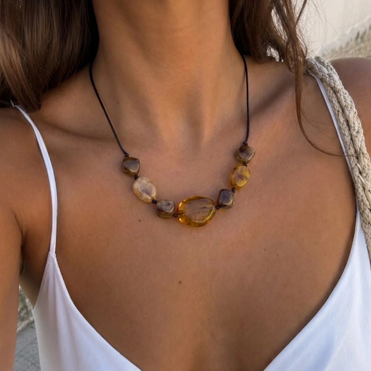 Ästhetische Boho-Halskette mit unregelmäßigen Acrylperlen und schwarzem Seil für Damen und Herren, Retro-Handarbeit, geometrischer Choker, Partyschmuck – Detail 25