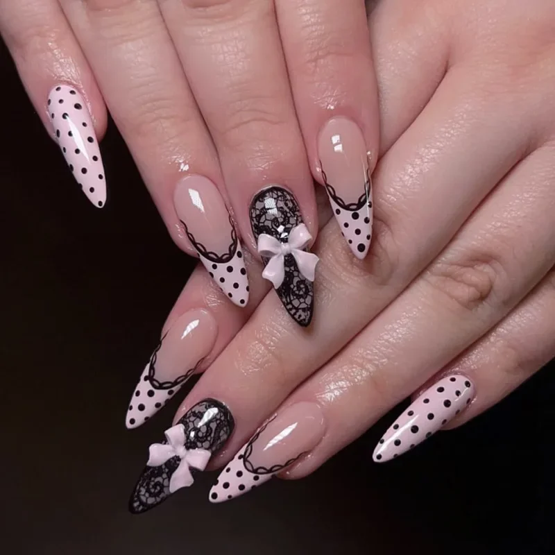 24-teiliges Mandel-Nagelset zum Aufkleben, tragbare Nagelspitzen mit Blumen-, Perlen- und Polka-Dot-Design, künstliche französische Fingernägel für Damen – Detail 1