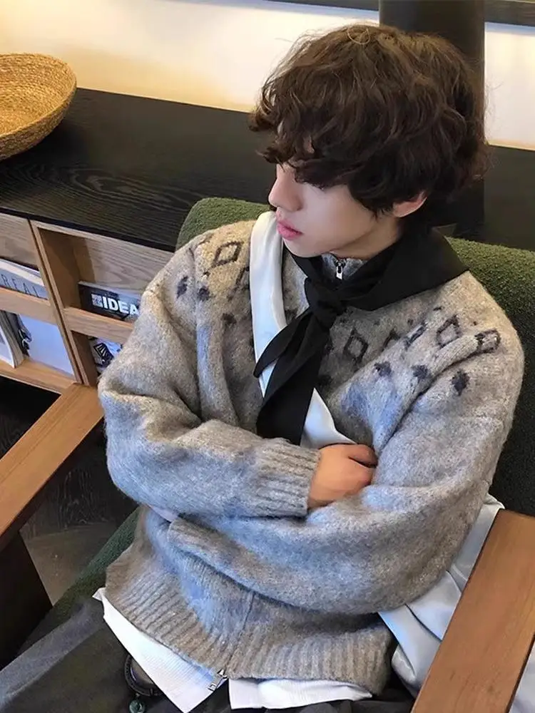 

Мужской вязаный кардиган в скандинавском стиле American Vintage: осенне-зимний, свободный крой, из полиэстера, повседневный, модный