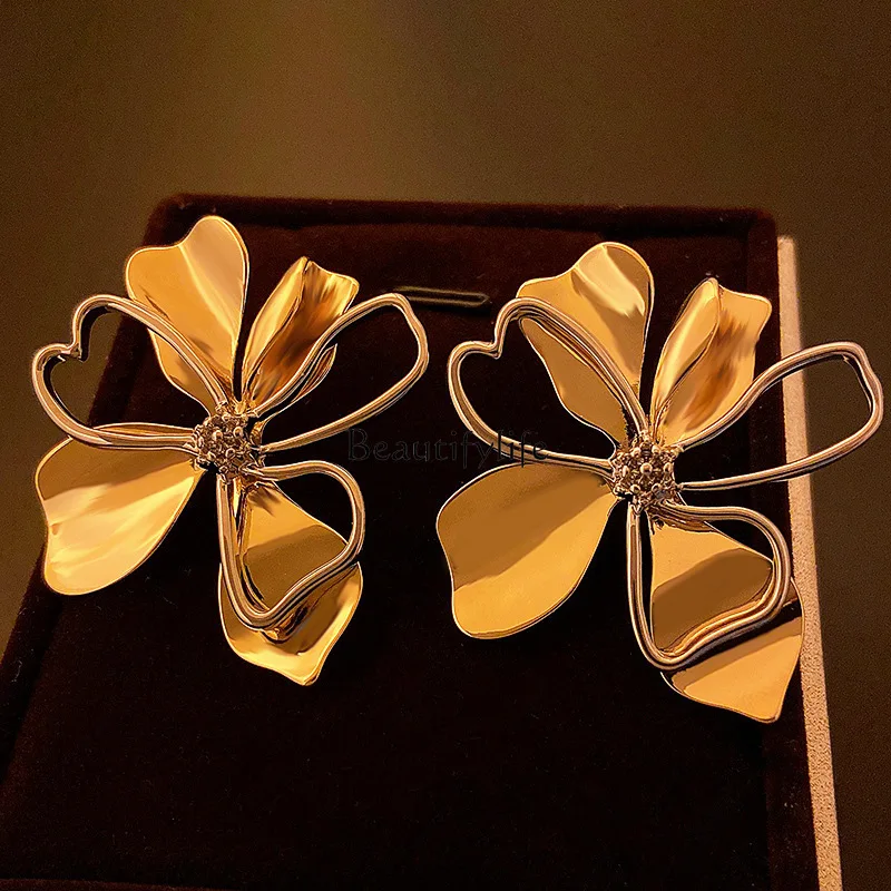 

Exaggerated design metal flower stud earrings temperament elegant petal earrings simple and fashionable