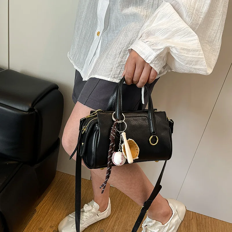 

Новинка 2024 года, женская сумка Boston - однотонная высококачественная сумка через плечо в стиле ретро, корейская версия, модный простой кошелек-мессенджер