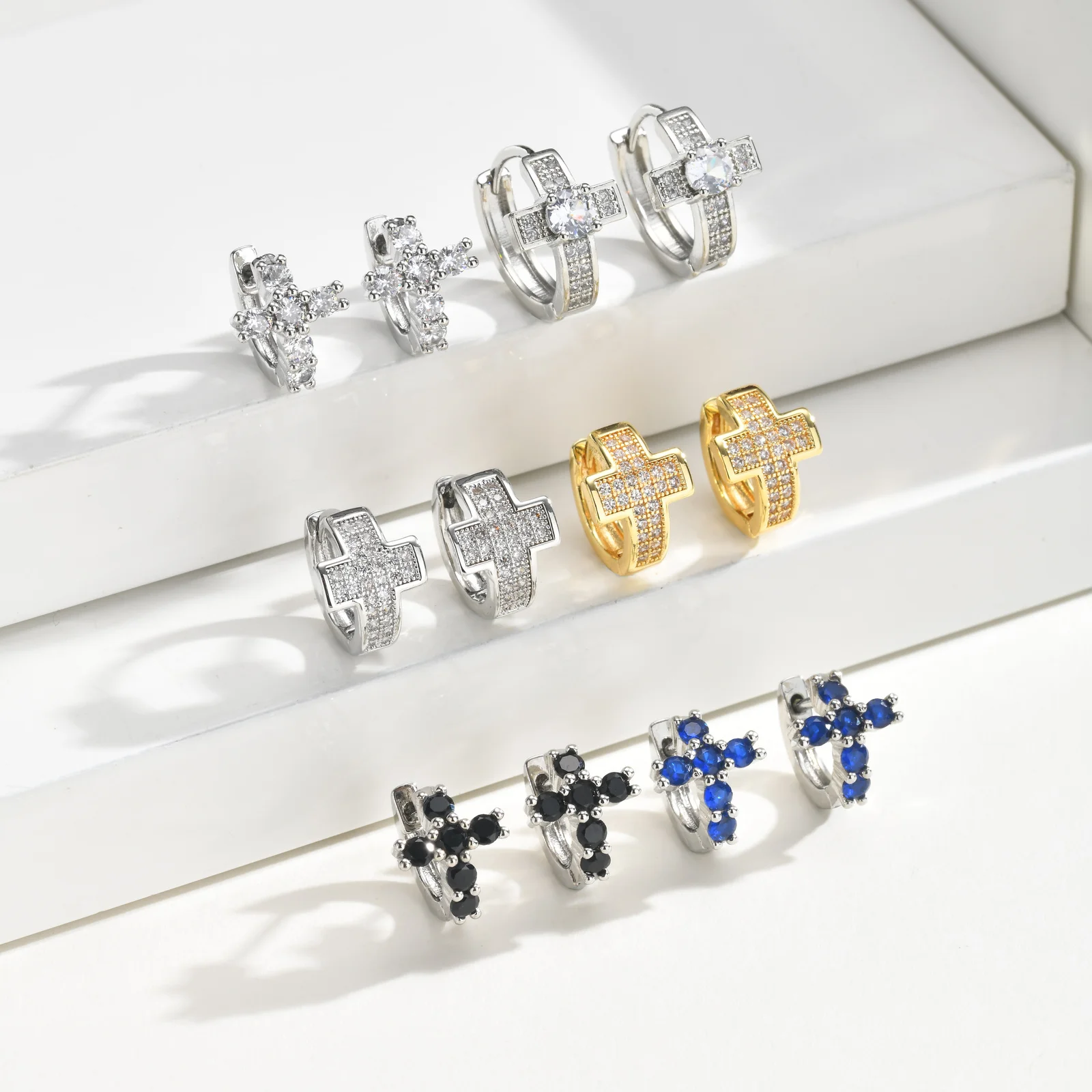 Vnox Herren Kreuz Huggie Hoop Ohrringe, Kupfer mit Zirkon-Einlage, mehrfarbiges Kreuz-Piercing-Schmuckstück, Geschenk für Männer, für den täglichen Gebrauch und Partys. – Detail 1