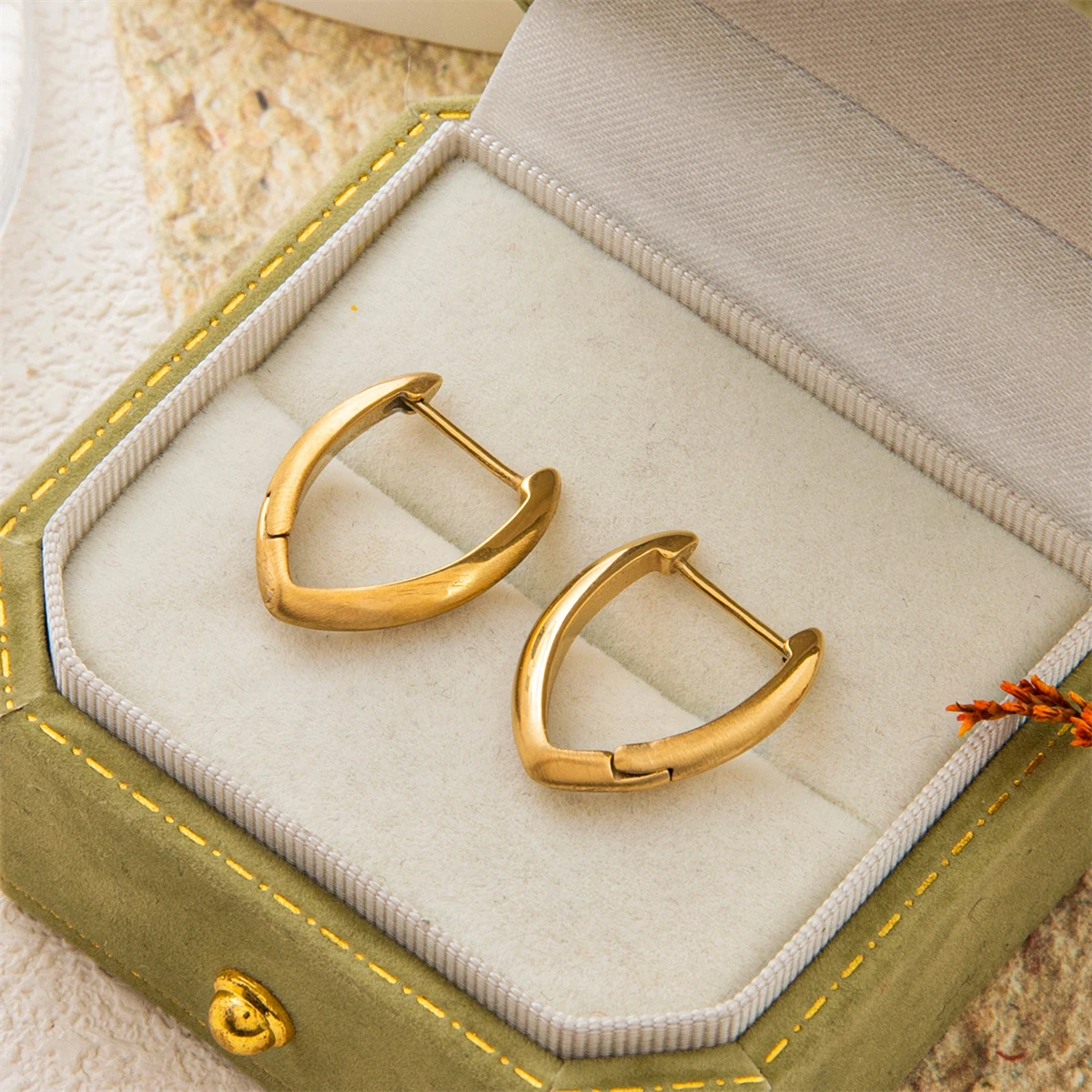 Edelstahl-Ohrringe mit Goldbeschichtung und Ohrringe aus PVD-beschichtetem 18k Farbbeständigem Material – Detail 2