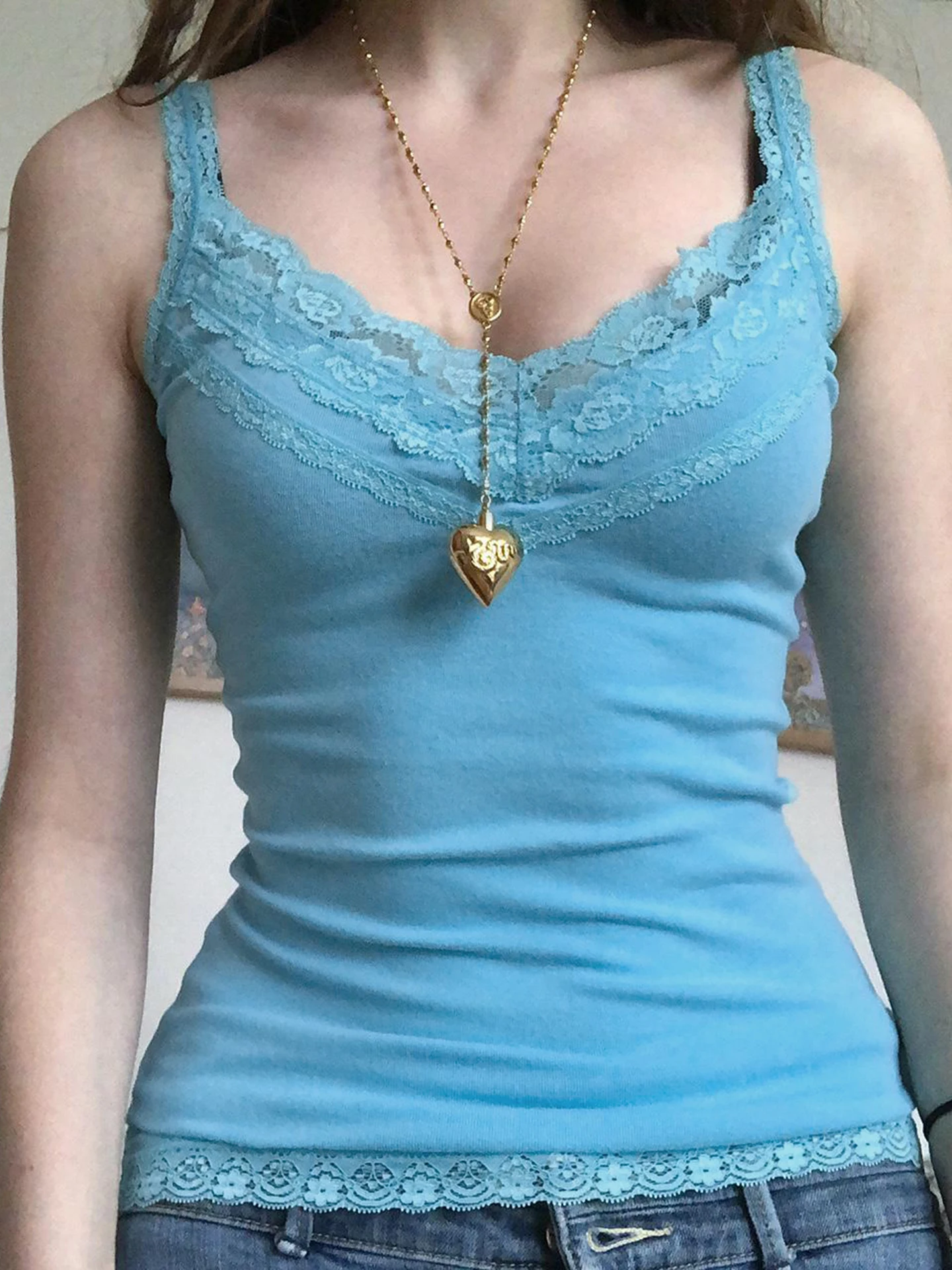 توب نسائي ضيق محبوك بتصميم هالتر مع حواف دانتيل زرقاء، نمط أمريكي عتيق، ملابس محبوكة بأسلوب الشارع مع تصميم مكشوف الظهر