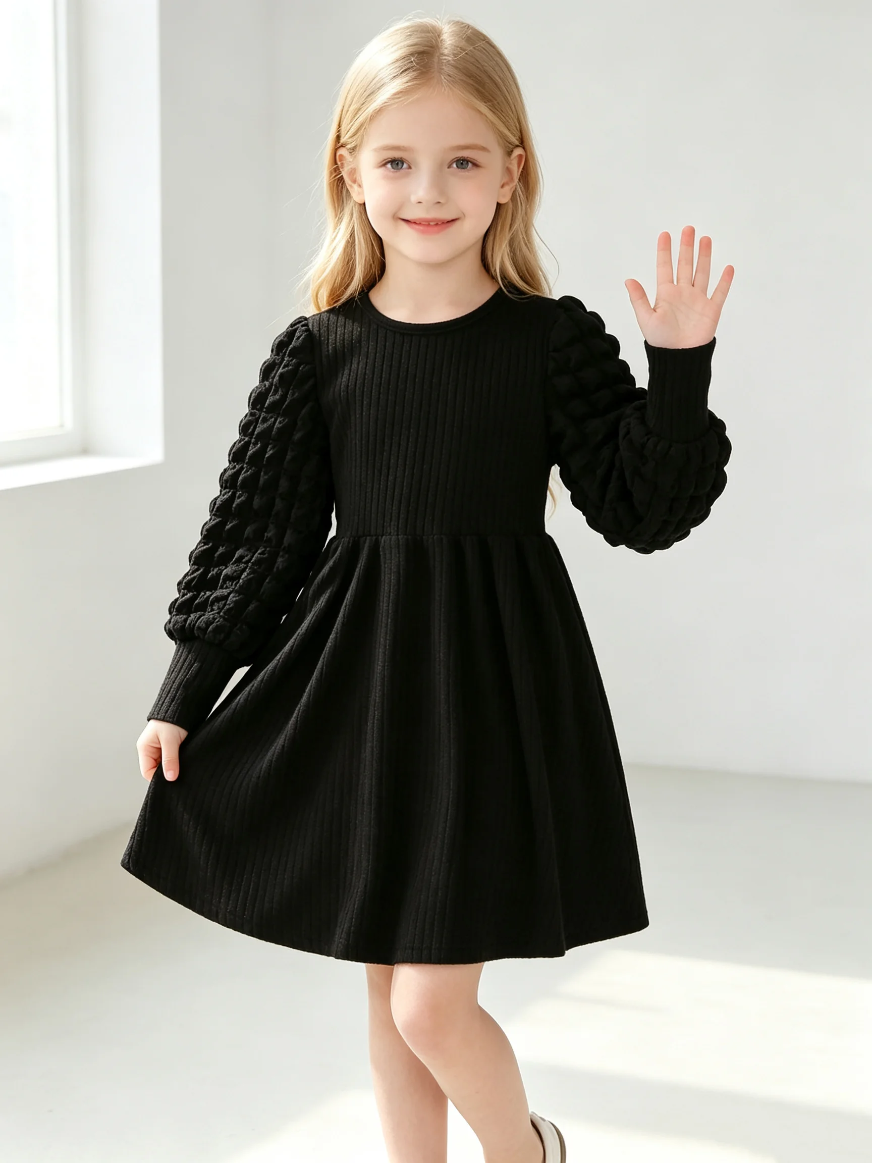 Schwarzes Cord-Prinzessinnenkleid für Kinder mit Rundhalsausschnitt, Puffärmeln und knielanger Länge, modisches Kinderoutfit. – Detail 2