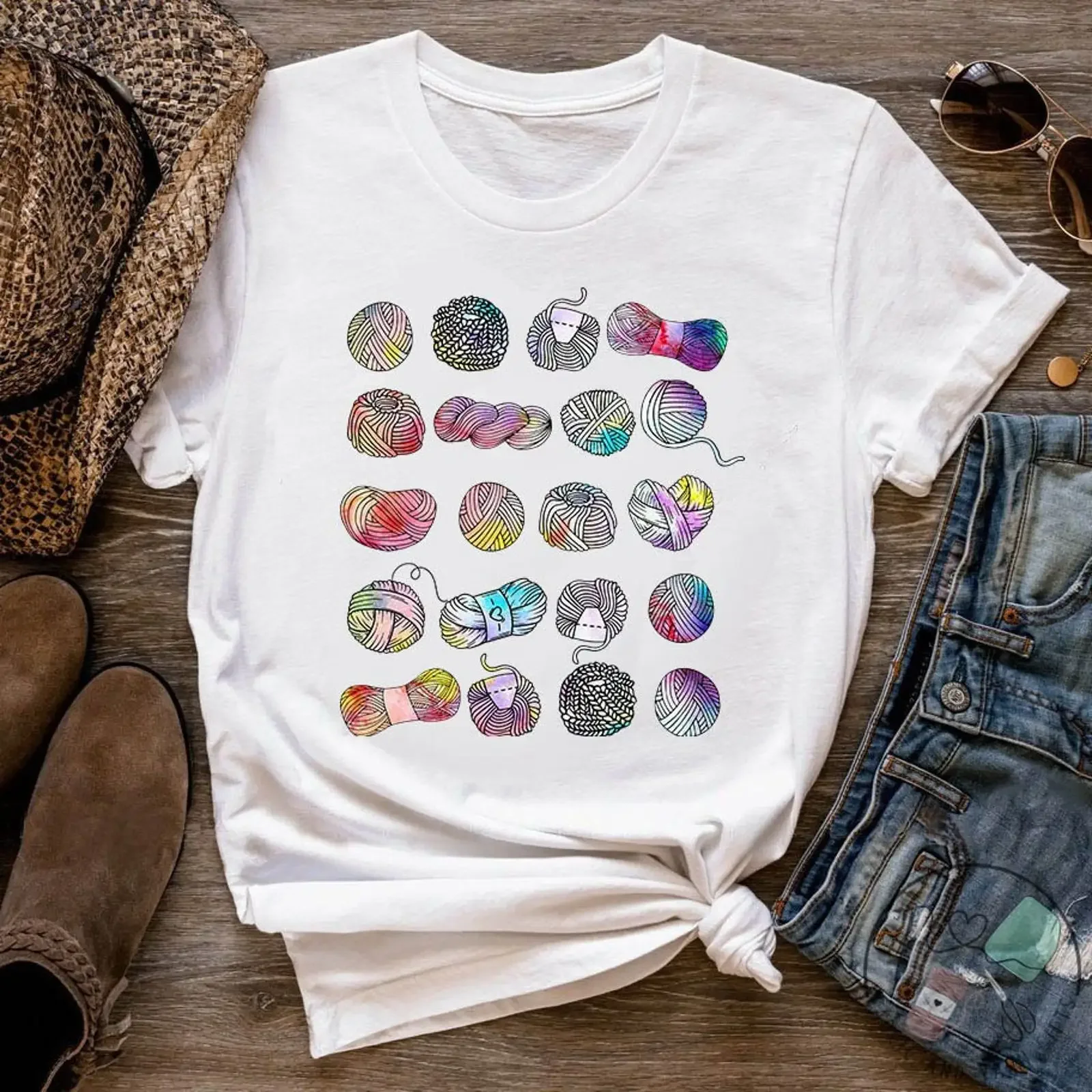 Camiseta de ganchillo con estampado de madejas de hilo coloridas, divertida para amantes del tejido, entusiastas del crochet, top casual vintage lavado, unisex, elegante y suave.