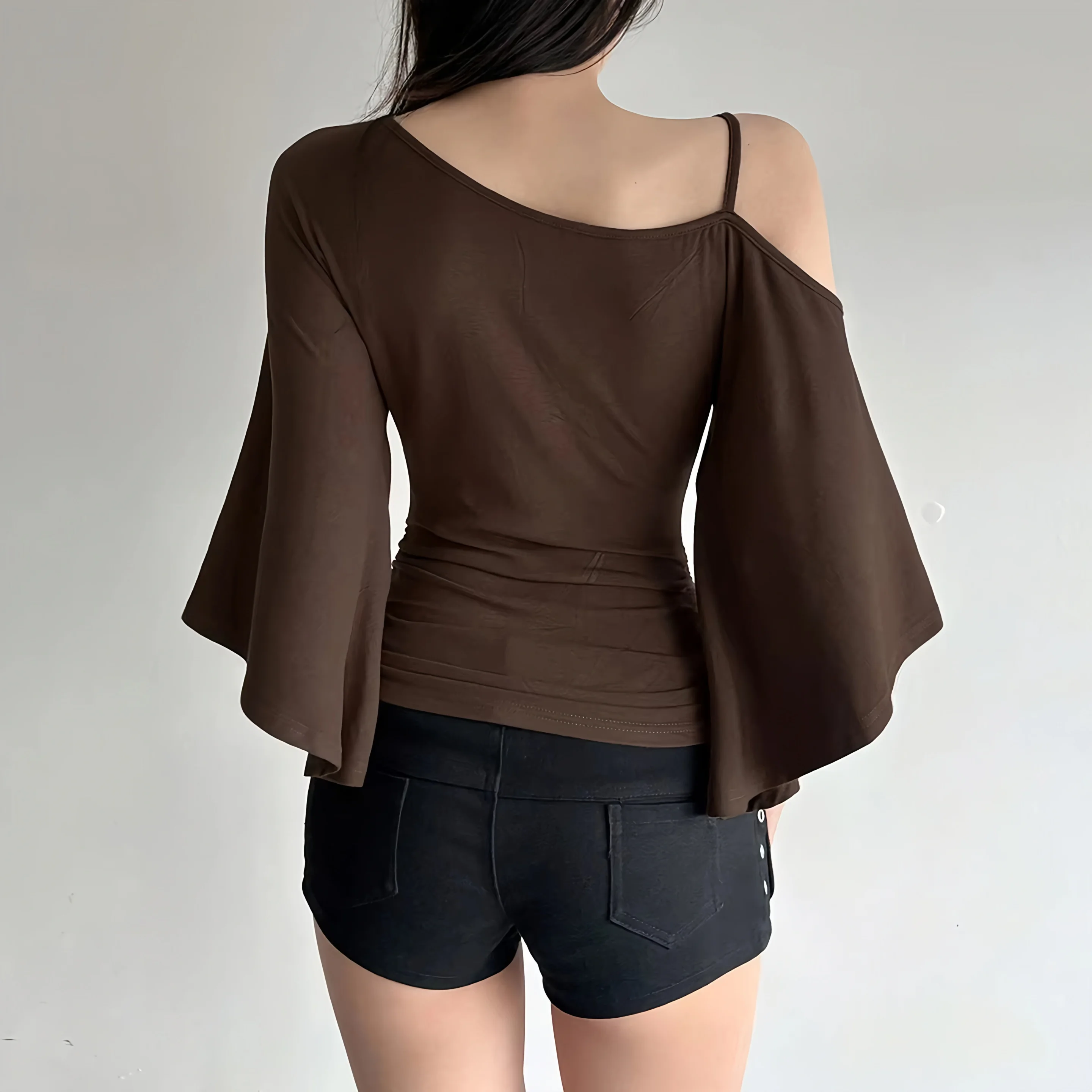 Damen Y2K Holzring One-Shoulder-Top mit ausgestellten Ärmeln, geraffter Taille, schmaler Passform, Vintage Boho Bluse – Detail 2