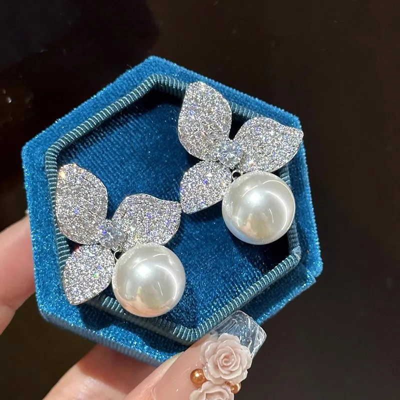 2026 New European and American New Fashionable Pearl Earrings for Women Attending Banquets with Inlaid Zircon Accessories
