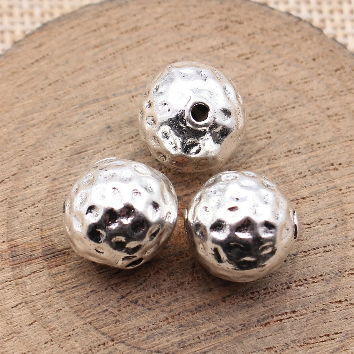 10 Stück 13 x 13 x 13 mm (0,51 x 0,51 x 0,51 Zoll), 2 Farben, kugelförmige Perlen mit Hammermuster und kleinem Loch, Schmuckherstellungszubehör, DIY