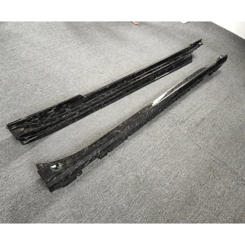 

Подходит для модифицированного кузова Porsche Taycan, боковые юбки из кованого углеродного волокна в стиле M на боковых краях кузова автомобиля.