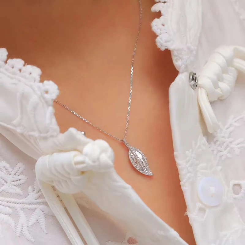 Huitan Halskette mit hellem Zirkonia-Blatt-Anhänger für Frauen, exquisites Luxus-Accessoire für Verlobung, luxuriöser exquisiter Schmuck