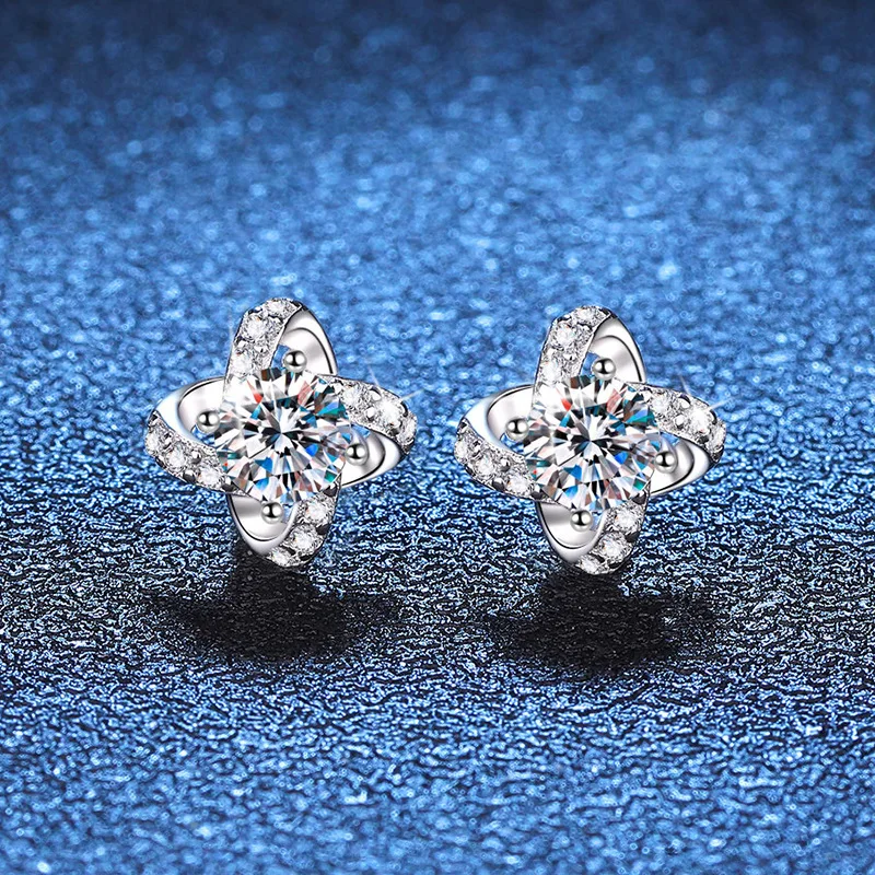 18K platinum diamond stud earrings plated with PT950 platinum small fragrant four-leaf clover temperament 50 points moissanite