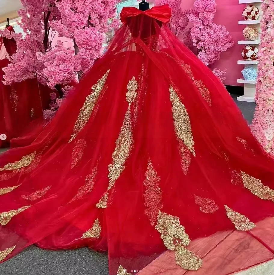 فساتين Quinceanera للأميرة الحمراء اللامعة مع كيب ملفوف على شكل قلب مشد فيستدوس دي 15 أنوس مخصص