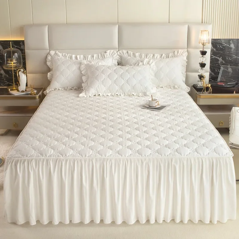 

2024 popular skin-friendly polished padded bedspread three-piece set of bed skirt non-slip mattress protective cover four-season