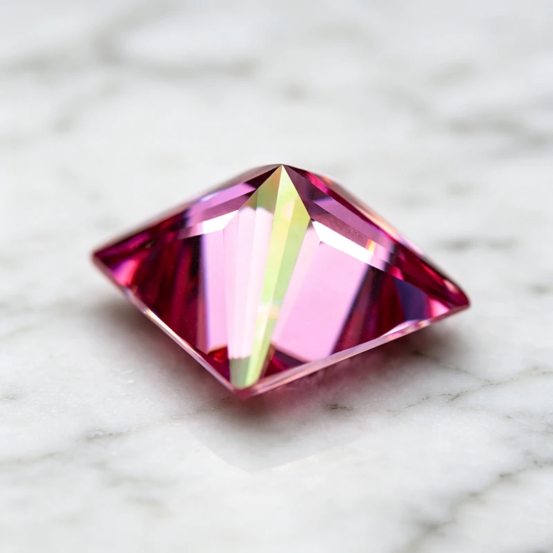 Moissanit-Stein im Princess-Schliff, rosa Farbe, im Labor gezüchteter Edelstein für DIY-Schmuckherstellung, besteht den Diamanttest mit Zertifikat. – Detail 2