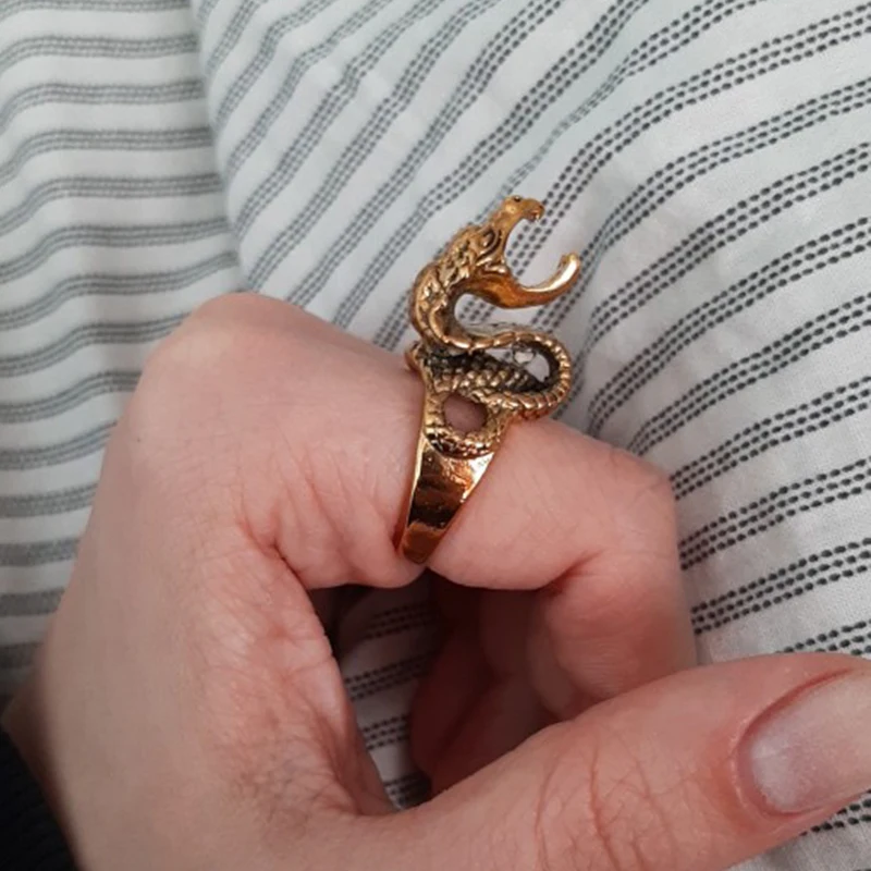 Vintage Snake Shaped Cigarette Ring Gadgets For Men Women Unique Animal Dragon Rings Smoking Pipe Accessories Bijoux Femme 2022