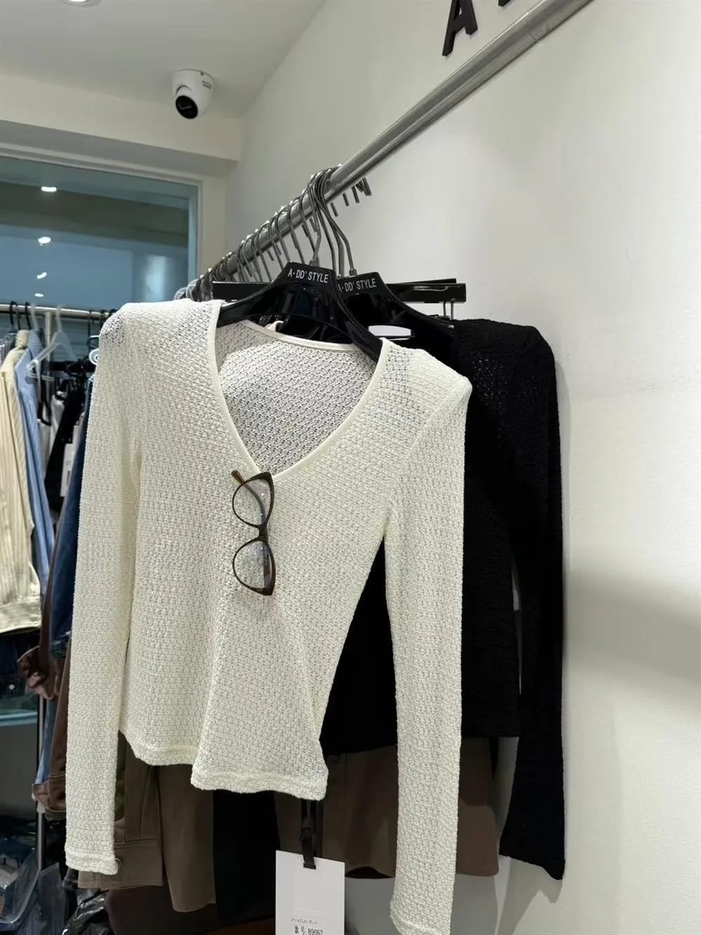 

Женская облегающая блузка с длинным рукавом, V-образным вырезом, вырезами и декоративными вставками на плечах, новинка ранней осени, коллекция Pure Desire от Dongda Gate