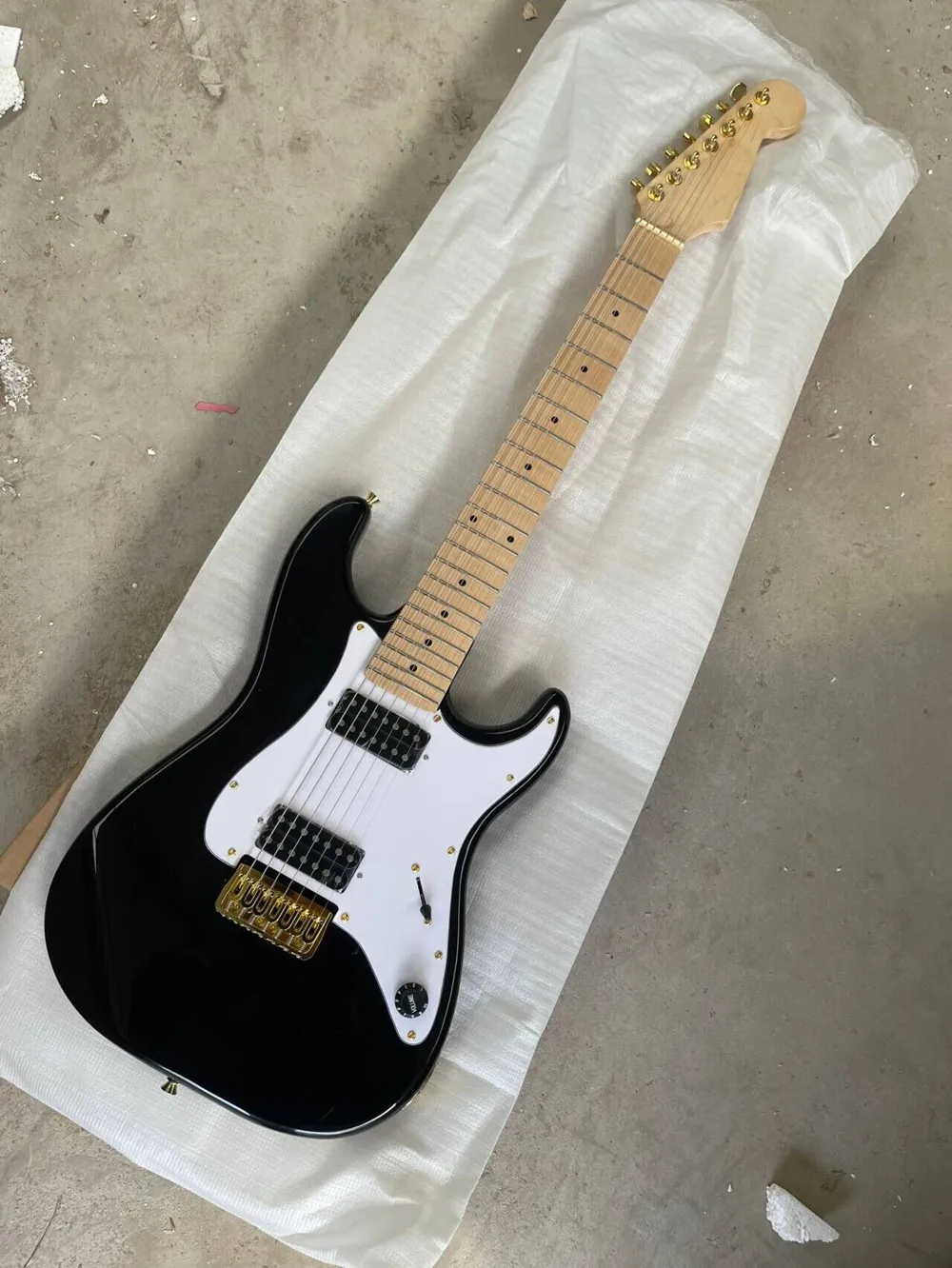 7 Strings Electric Guitar with Gold Hardware, Maple Neck, White Pickguard, Provide Customized Service