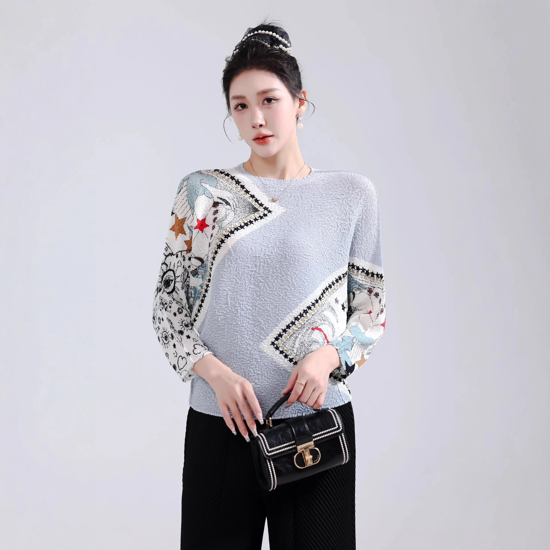 مياكي مطوي الأعلى للنساء 2025 خريف جديد جولة الرقبة طويلة الأكمام المطبوعة الإسفنج مطوي عارضة تنوعا تي شيرت البلوز