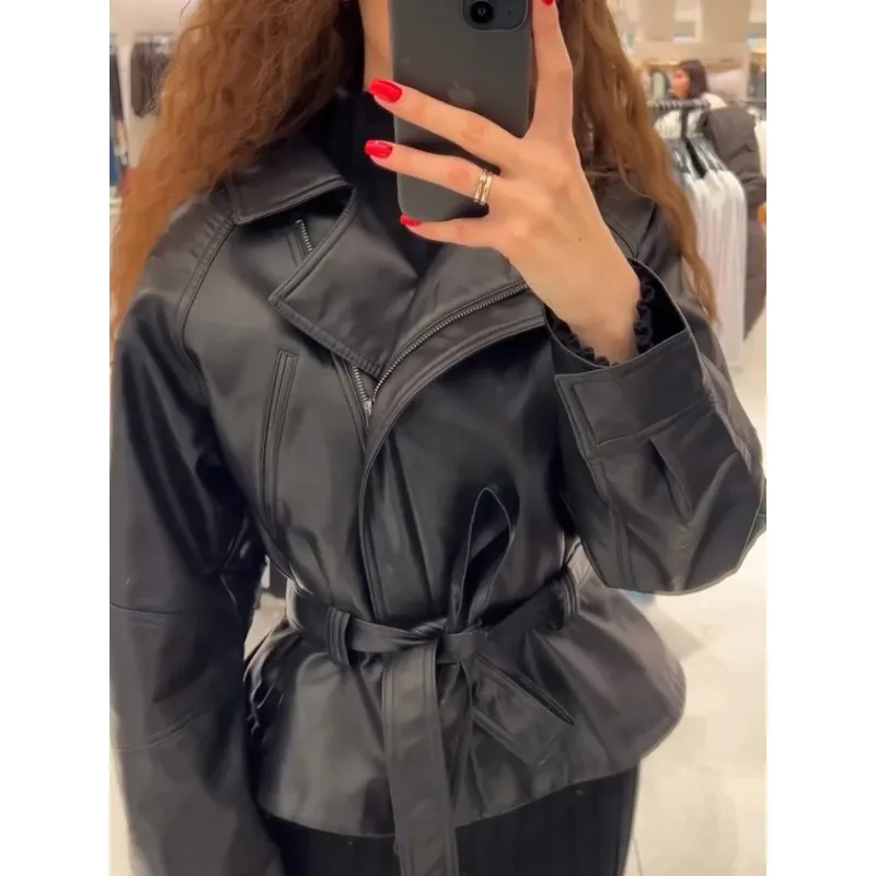 Casaco trench curto de couro preto casual e moderno, roupas novas e na moda.